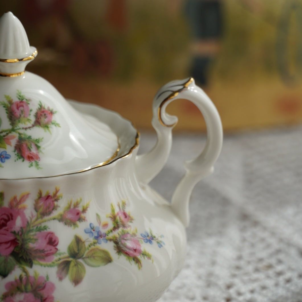 Sucrier "Rosie" en porcelaine anglaise fleurie et dorée Royal Albert modèle Moss Rose