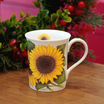 Case n°4 | Mug "tournesol" en porcelaine anglaise Royal Burlington & sous-tasse tournesol en crochet & cuillère en céramique verte Greengate