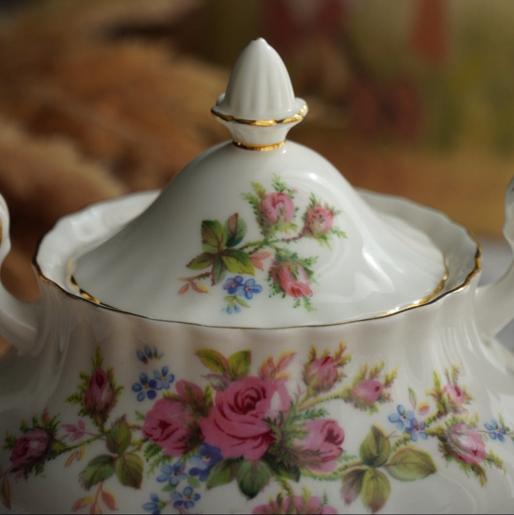 Sucrier "Rosie" en porcelaine anglaise fleurie et dorée Royal Albert modèle Moss Rose