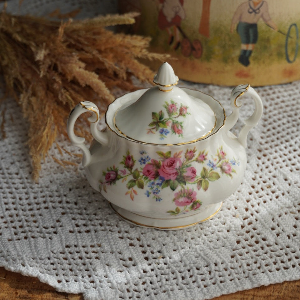 Sucrier "Rosie" en porcelaine anglaise fleurie et dorée Royal Albert modèle Moss Rose