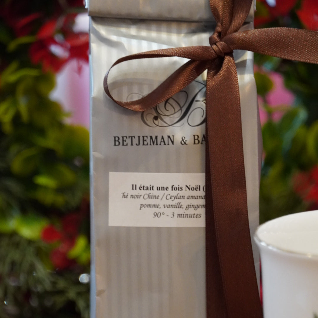 Case n°7 | Mug "Décembre" en porcelaine anglaise Royal Garden & sachet de thé noir 100g "Il était une fois Noël" Betjeman & Barton