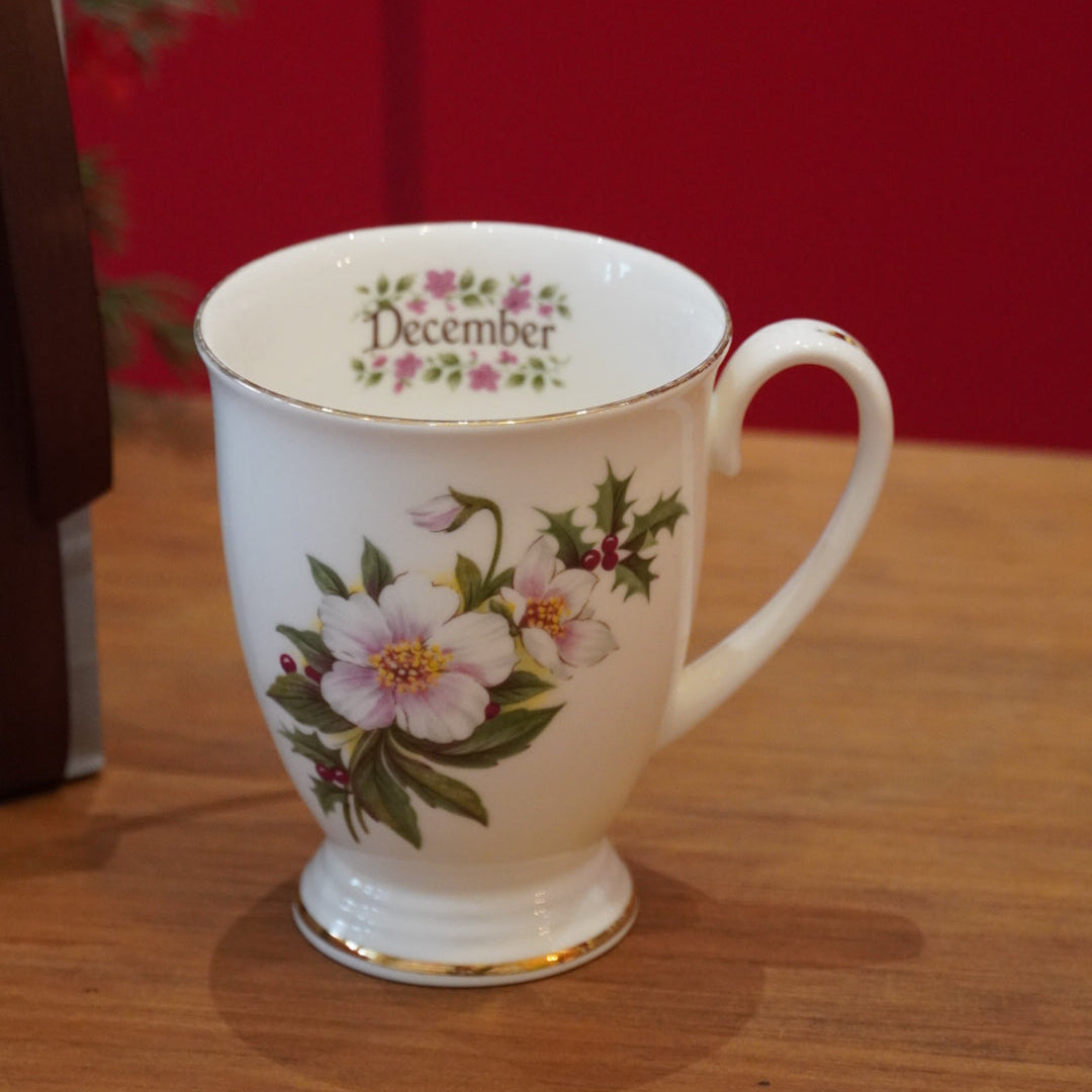 Case n°7 | Mug "Décembre" en porcelaine anglaise Royal Garden & sachet de thé noir 100g "Il était une fois Noël" Betjeman & Barton