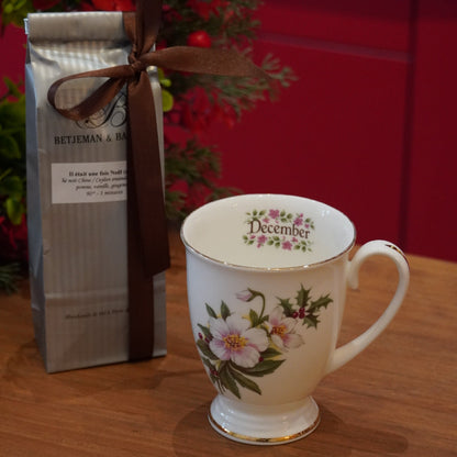 Case n°7 | Mug "Décembre" en porcelaine anglaise Royal Garden & sachet de thé noir 100g "Il était une fois Noël" Betjeman & Barton