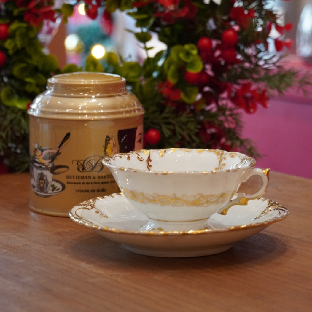 Case n°13 | Tasse en porcelaine sur pied dorée Vieux Paris (rare) & boîte de 125g de tisane de Noël Betjeman & Barton