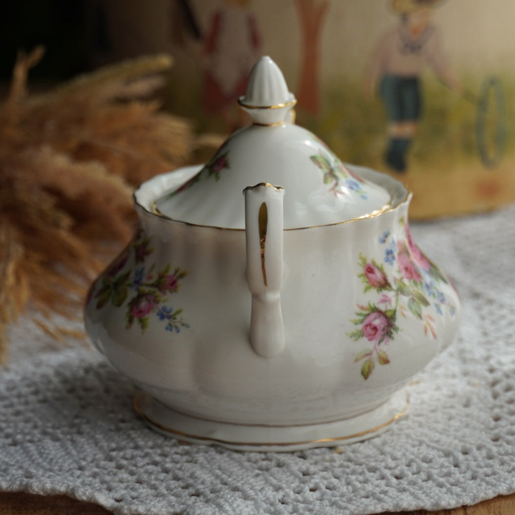Sucrier "Rosie" en porcelaine anglaise fleurie et dorée Royal Albert modèle Moss Rose