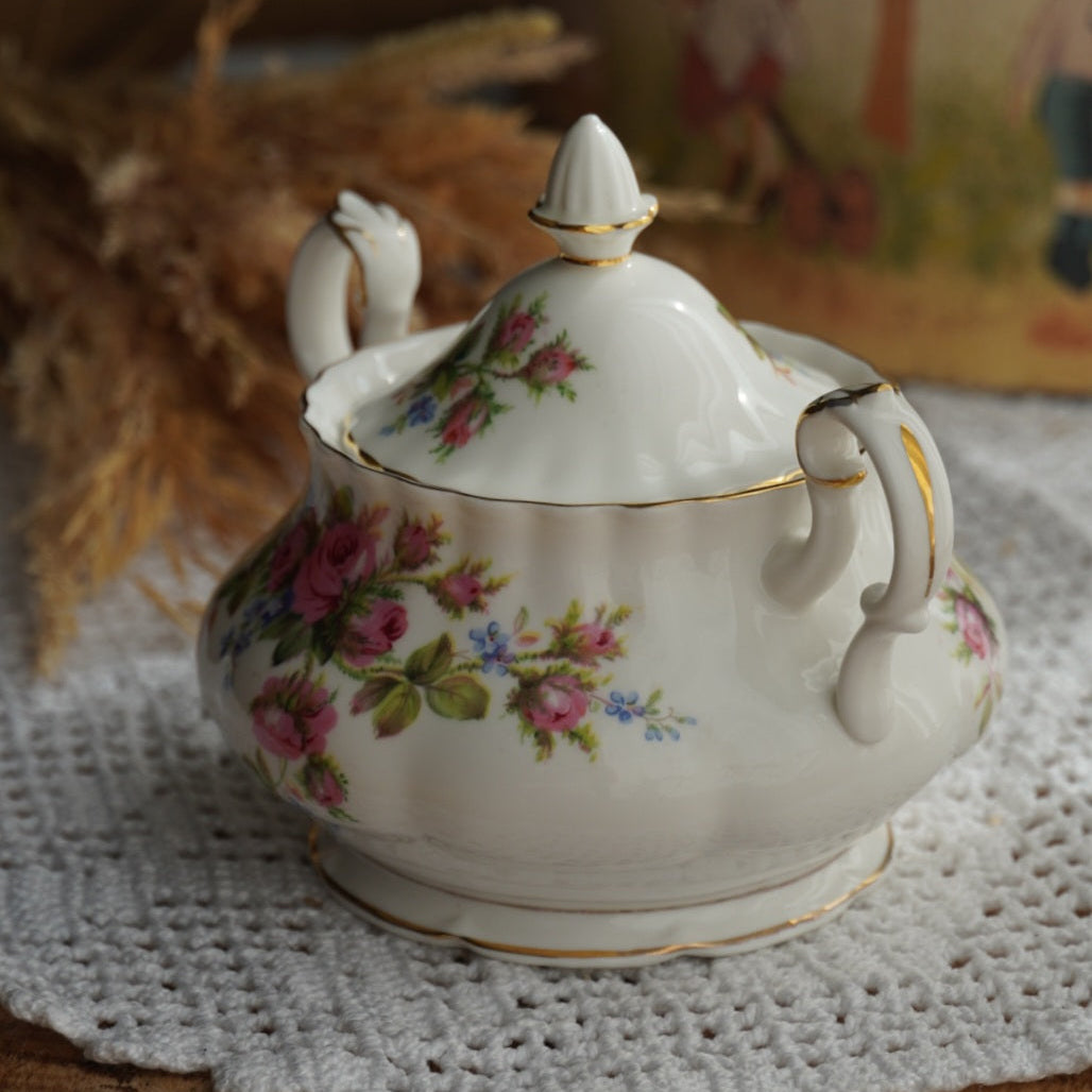 Sucrier "Rosie" en porcelaine anglaise fleurie et dorée Royal Albert modèle Moss Rose
