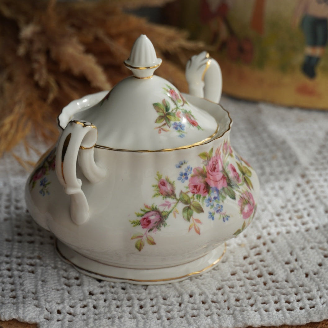 Sucrier "Rosie" en porcelaine anglaise fleurie et dorée Royal Albert modèle Moss Rose