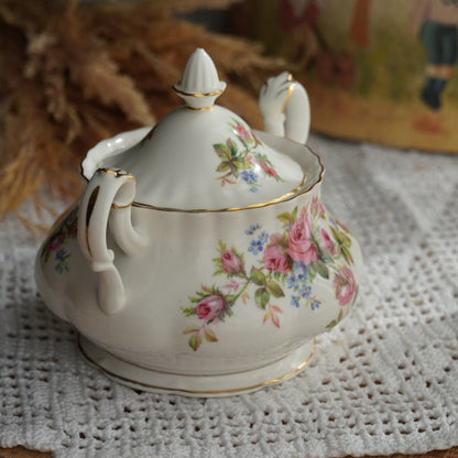 Sucrier "Rosie" en porcelaine anglaise fleurie et dorée Royal Albert modèle Moss Rose