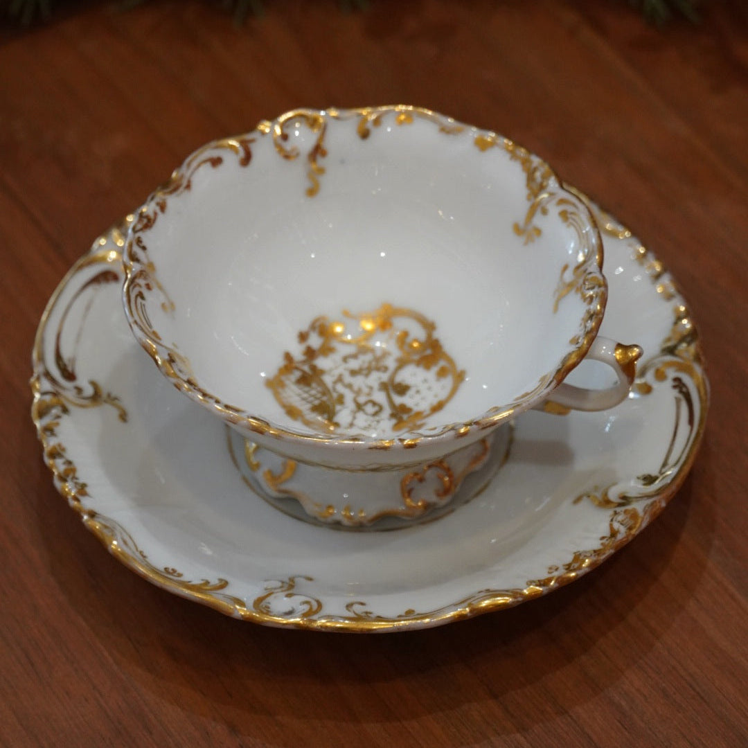 Case n°13 | Tasse en porcelaine sur pied dorée Vieux Paris (rare) & boîte de 125g de tisane de Noël Betjeman & Barton