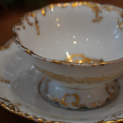 Case n°13 | Tasse en porcelaine sur pied dorée Vieux Paris (rare) & boîte de 125g de tisane de Noël Betjeman & Barton