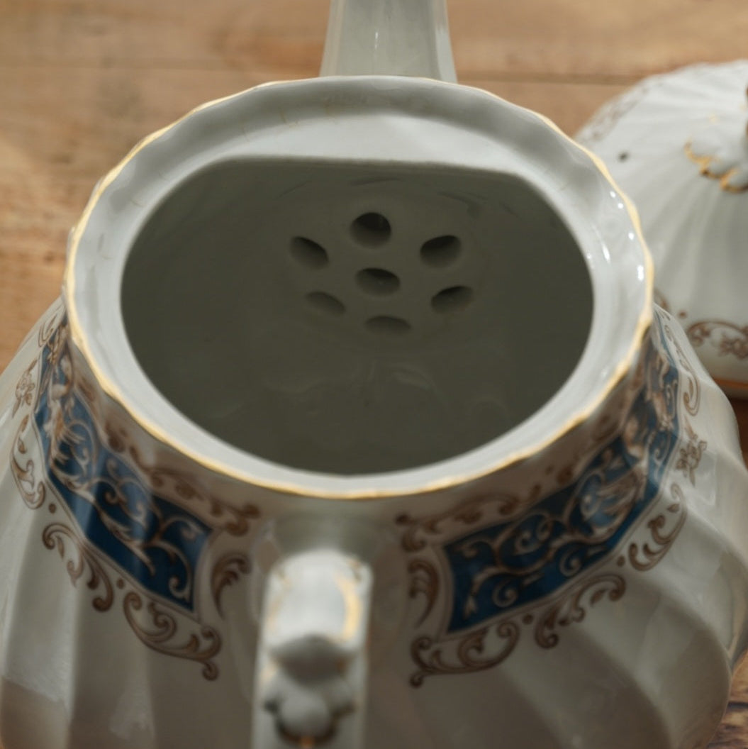 Théière "Blue" en faïence anglaise torsadée avec couronne bleutée Myott modèle Rialto Blue