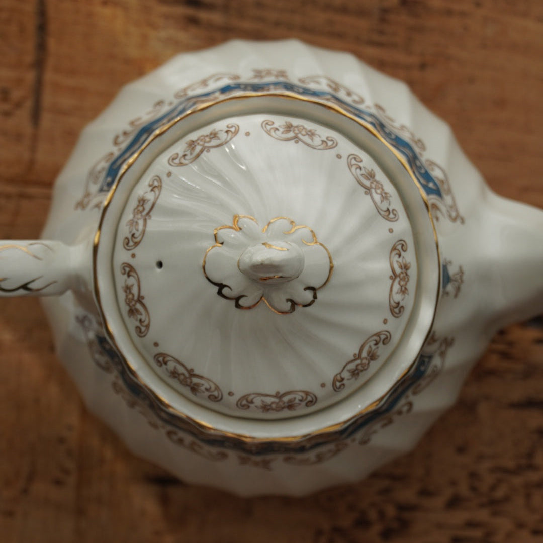 Théière "Blue" en faïence anglaise torsadée avec couronne bleutée Myott modèle Rialto Blue