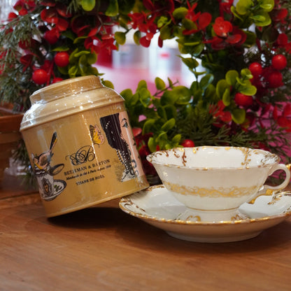 Case n°13 | Tasse en porcelaine sur pied dorée Vieux Paris (rare) & boîte de 125g de tisane de Noël Betjeman & Barton