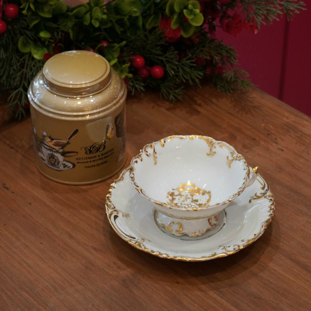 Case n°13 | Tasse en porcelaine sur pied dorée Vieux Paris (rare) & boîte de 125g de tisane de Noël Betjeman & Barton