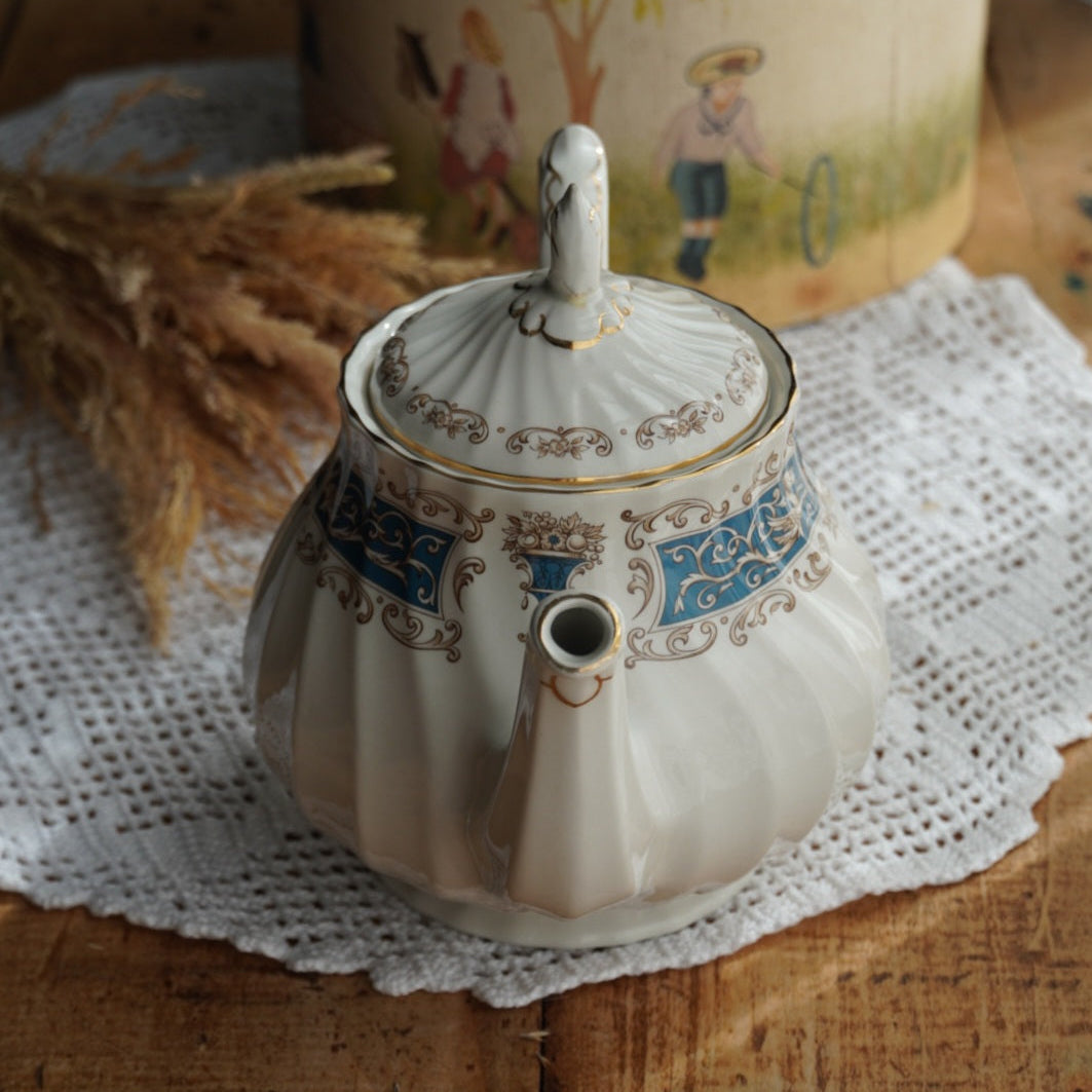 Théière "Blue" en faïence anglaise torsadée avec couronne bleutée Myott modèle Rialto Blue