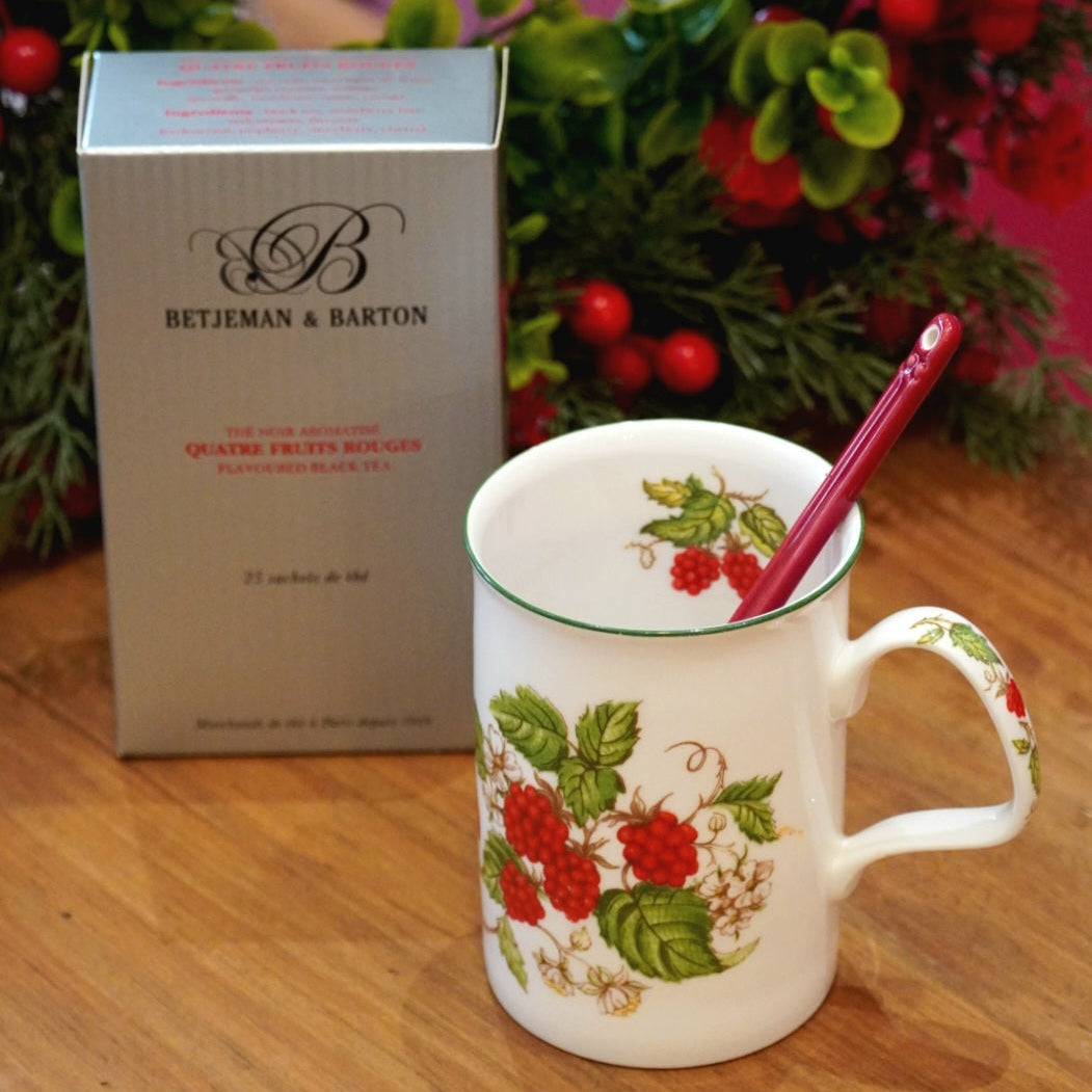 Case n°3 | Mug "framboises" en porcelaine anglaise Roy Kirkham & boîte de 25 mousselines de thé noir "Quatre fruits rouge" Betjeman & Barton & cuillère en céramique rouge Greengate