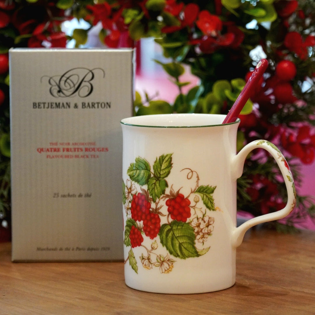 Case n°3 | Mug "framboises" en porcelaine anglaise Roy Kirkham & boîte de 25 mousselines de thé noir "Quatre fruits rouge" Betjeman & Barton & cuillère en céramique rouge Greengate