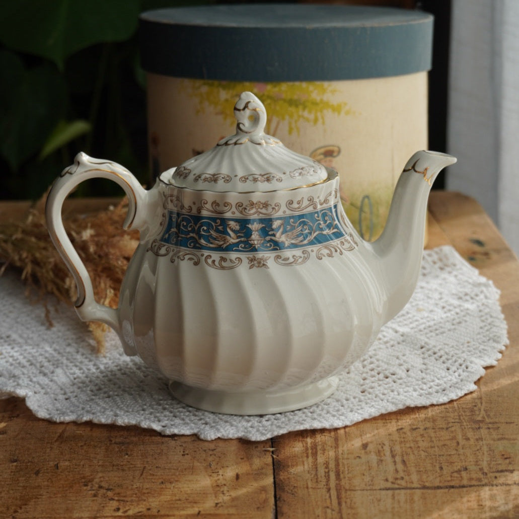 Théière "Blue" en faïence anglaise torsadée avec couronne bleutée Myott modèle Rialto Blue