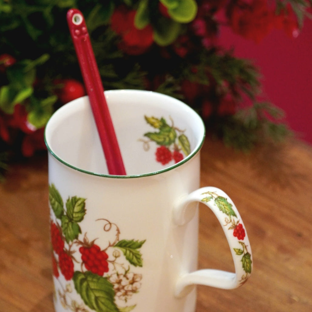 Case n°3 | Mug "framboises" en porcelaine anglaise Roy Kirkham & boîte de 25 mousselines de thé noir "Quatre fruits rouge" Betjeman & Barton & cuillère en céramique rouge Greengate