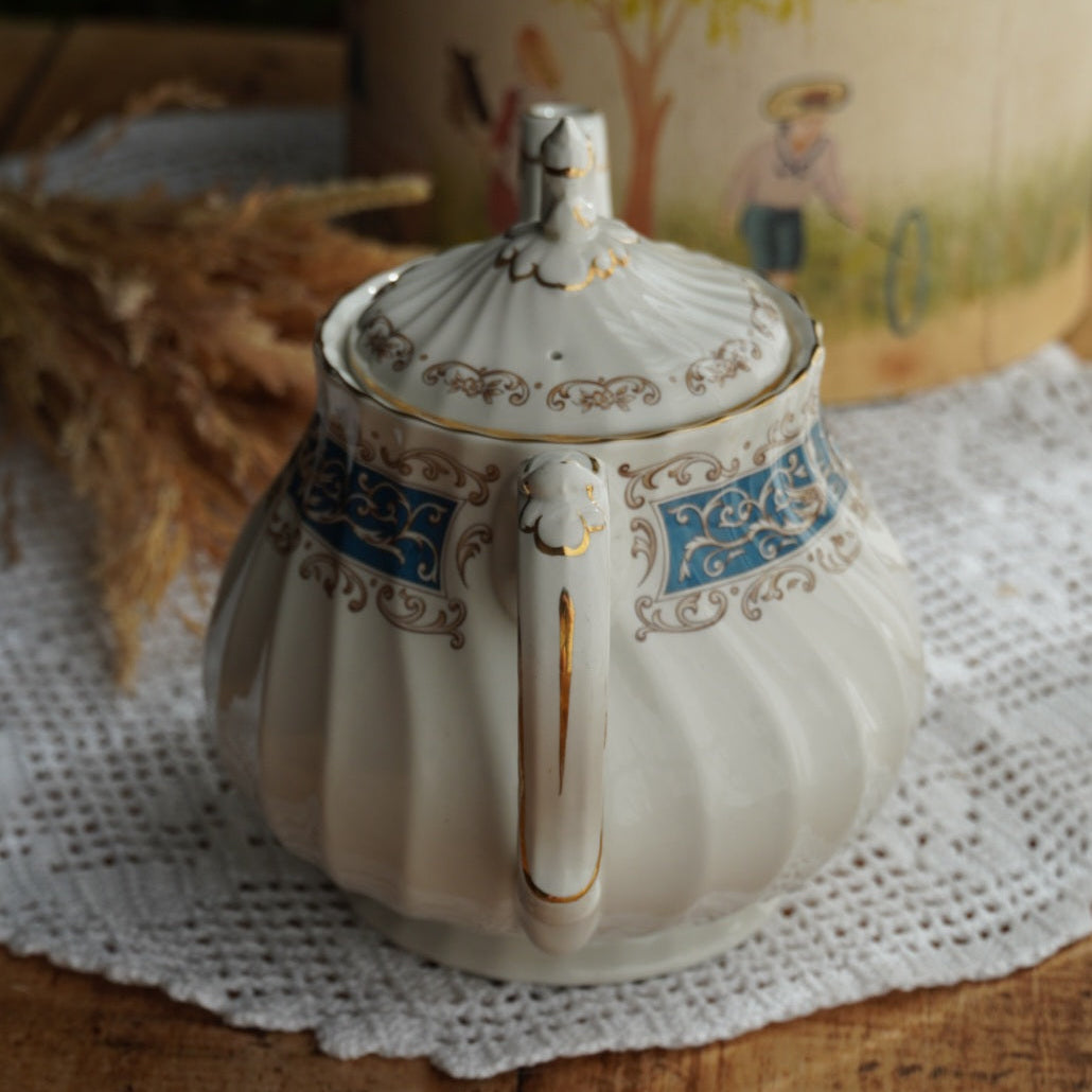 Théière "Blue" en faïence anglaise torsadée avec couronne bleutée Myott modèle Rialto Blue