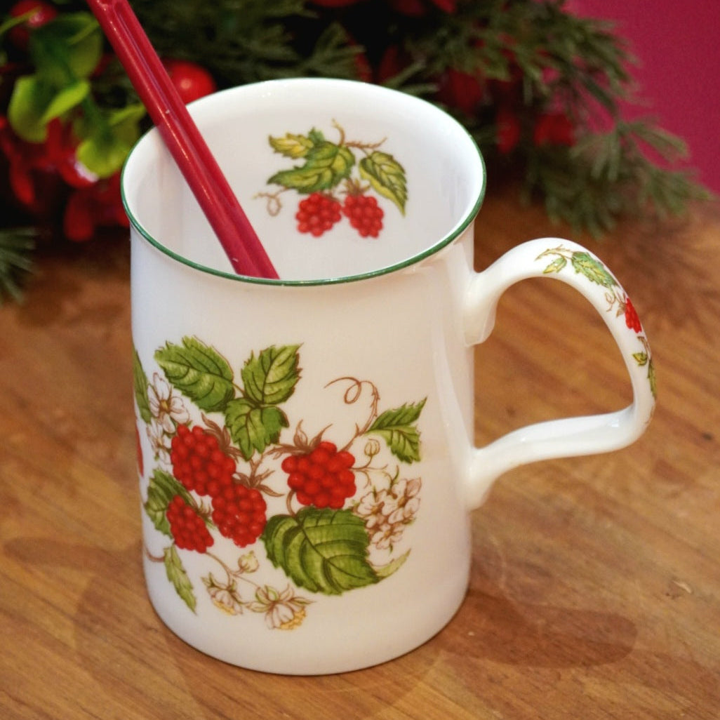 Case n°3 | Mug "framboises" en porcelaine anglaise Roy Kirkham & boîte de 25 mousselines de thé noir "Quatre fruits rouge" Betjeman & Barton & cuillère en céramique rouge Greengate