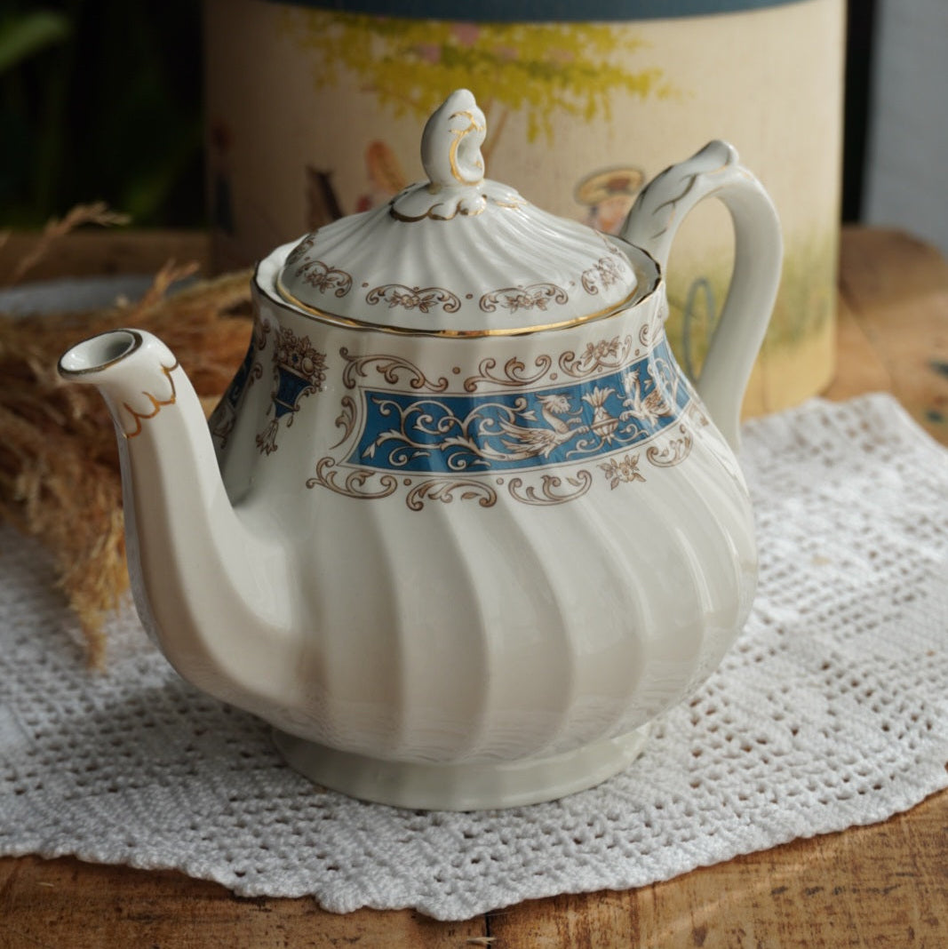 Théière "Blue" en faïence anglaise torsadée avec couronne bleutée Myott modèle Rialto Blue