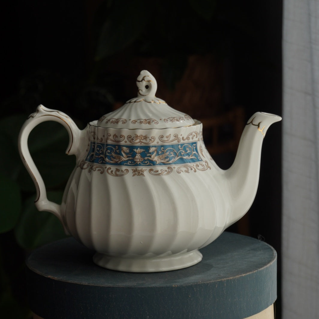 Théière "Blue" en faïence anglaise torsadée avec couronne bleutée Myott modèle Rialto Blue