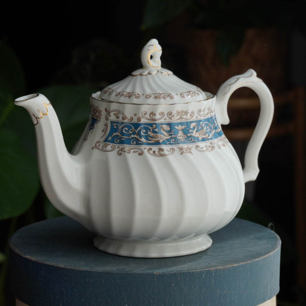Théière "Blue" en faïence anglaise torsadée avec couronne bleutée Myott modèle Rialto Blue