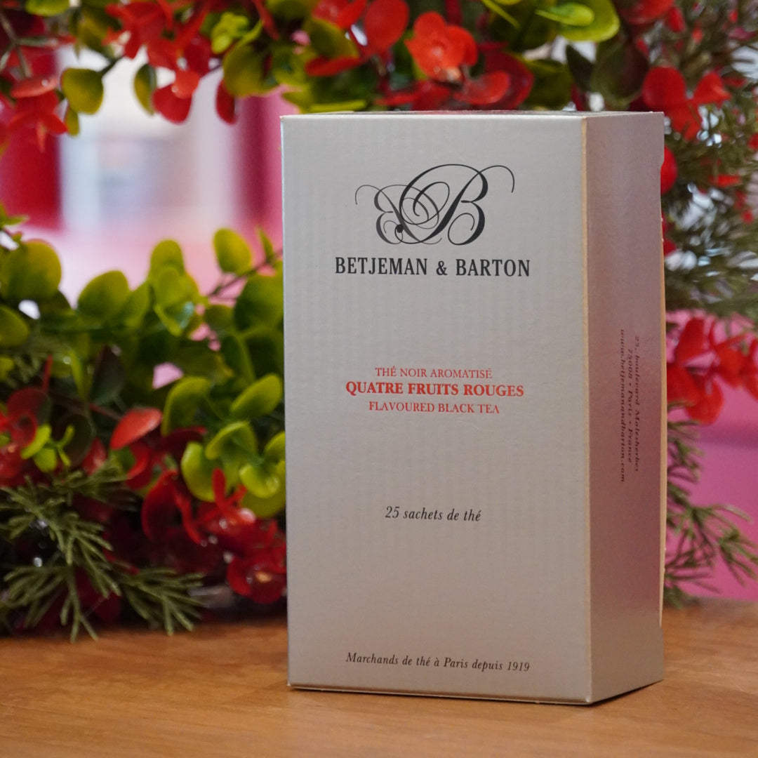 Case n°3 | Mug "framboises" en porcelaine anglaise Roy Kirkham & boîte de 25 mousselines de thé noir "Quatre fruits rouge" Betjeman & Barton & cuillère en céramique rouge Greengate