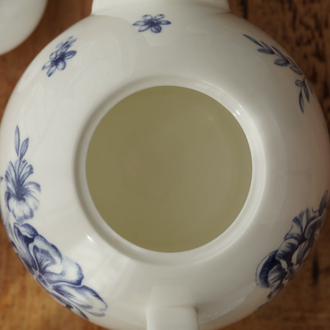 Theière "Amanda" en porcelaine anglaise blanche et ses fleurs bleues Whittard Of Chelsea modèle Amanda Griffiths