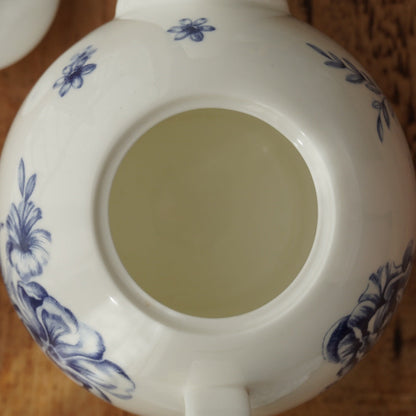 Theière "Amanda" en porcelaine anglaise blanche et ses fleurs bleues Whittard Of Chelsea modèle Amanda Griffiths