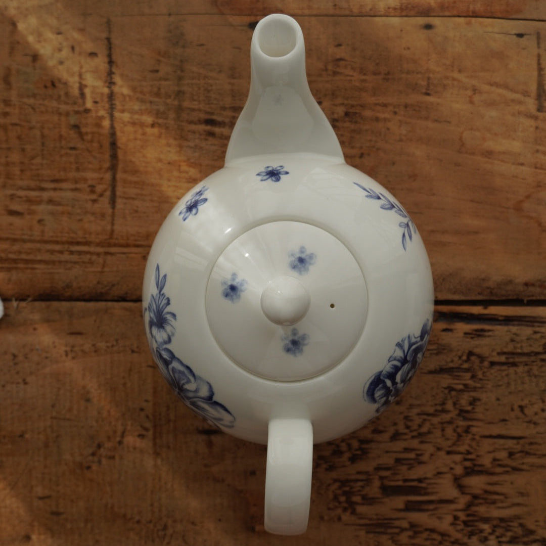 Theière "Amanda" en porcelaine anglaise blanche et ses fleurs bleues Whittard Of Chelsea modèle Amanda Griffiths