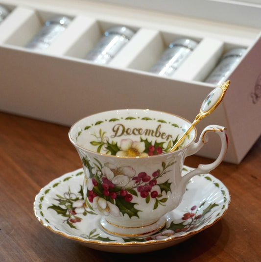 Case n°24 | Tasse "Décembre" en porcelaine anglaise Royal Albert et sa cuillère & coffret de 5 boîtes 20g de thé noir nature et aromatisé Betjeman & Barton