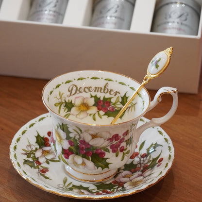 Case n°24 | Tasse "Décembre" en porcelaine anglaise Royal Albert et sa cuillère & coffret de 5 boîtes 20g de thé noir nature et aromatisé Betjeman & Barton