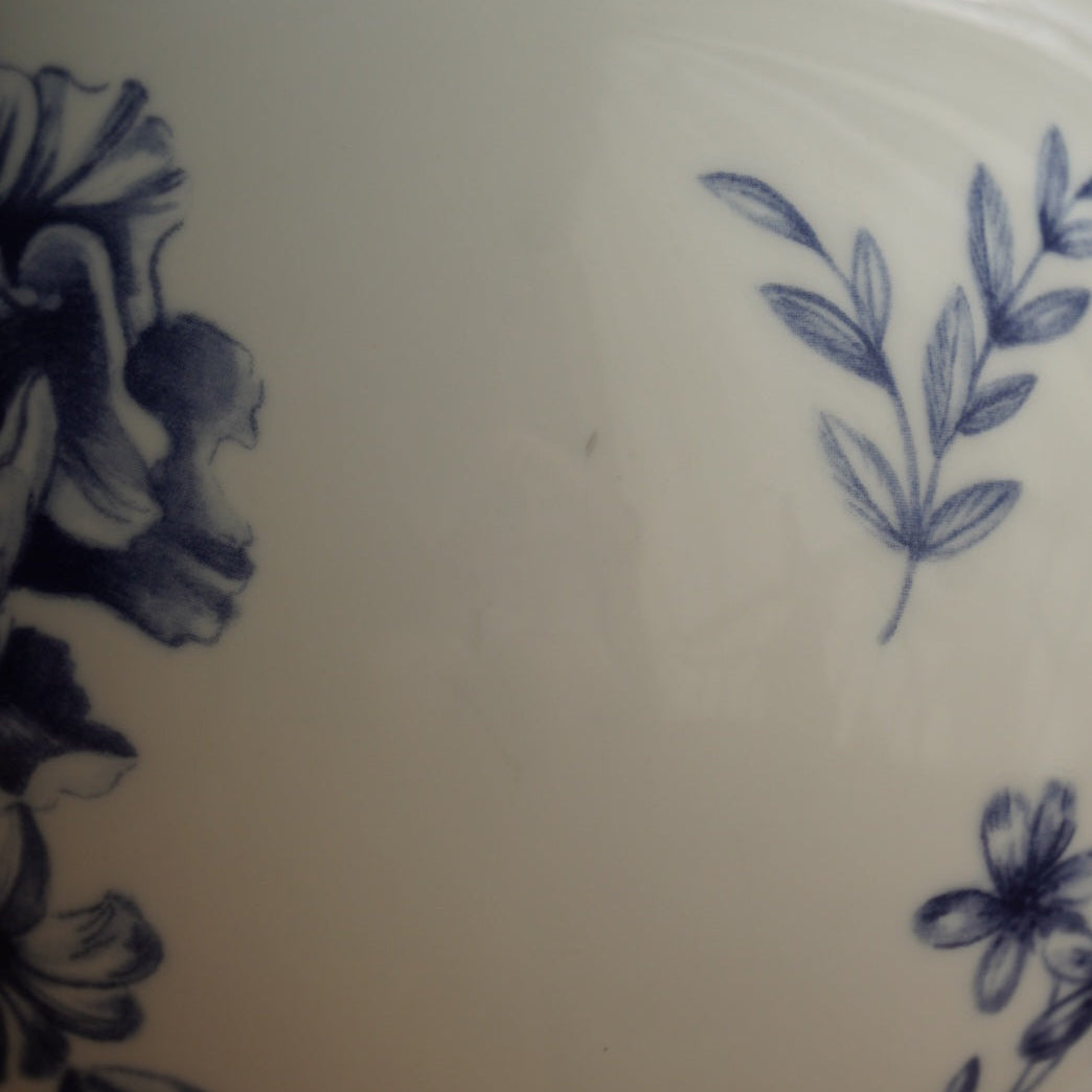 Theière "Amanda" en porcelaine anglaise blanche et ses fleurs bleues Whittard Of Chelsea modèle Amanda Griffiths