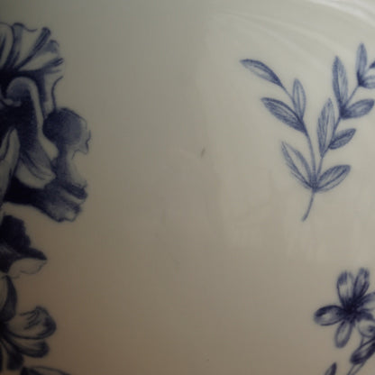 Theière "Amanda" en porcelaine anglaise blanche et ses fleurs bleues Whittard Of Chelsea modèle Amanda Griffiths