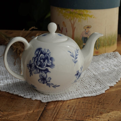 Theière "Amanda" en porcelaine anglaise blanche et ses fleurs bleues Whittard Of Chelsea modèle Amanda Griffiths