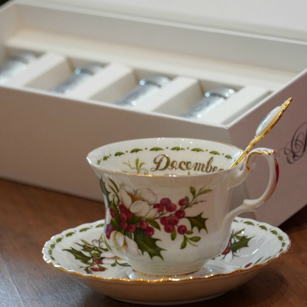 Case n°24 | Tasse "Décembre" en porcelaine anglaise Royal Albert et sa cuillère & coffret de 5 boîtes 20g de thé noir nature et aromatisé Betjeman & Barton