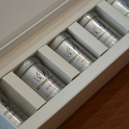 Case n°24 | Tasse "Décembre" en porcelaine anglaise Royal Albert et sa cuillère & coffret de 5 boîtes 20g de thé noir nature et aromatisé Betjeman & Barton