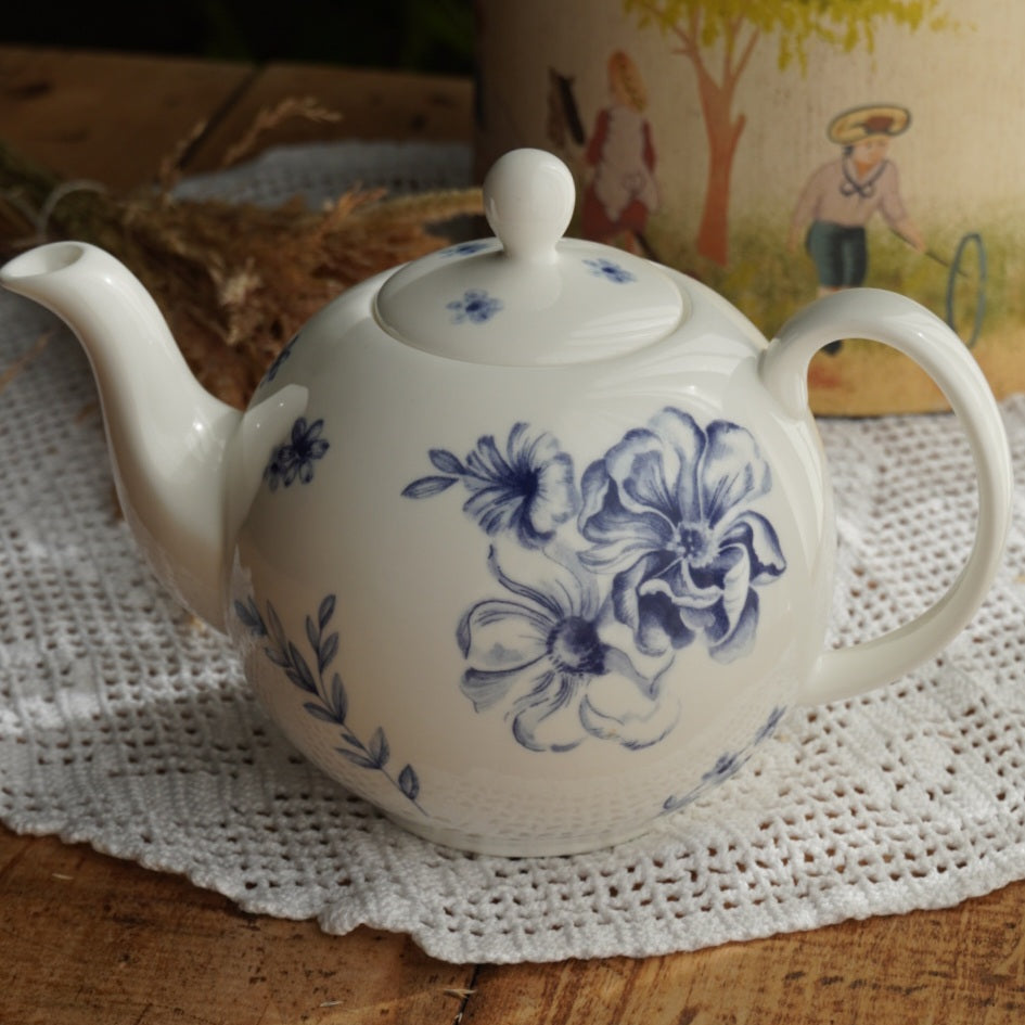Theière "Amanda" en porcelaine anglaise blanche et ses fleurs bleues Whittard Of Chelsea modèle Amanda Griffiths