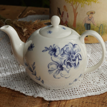 Theière "Amanda" en porcelaine anglaise blanche et ses fleurs bleues Whittard Of Chelsea modèle Amanda Griffiths