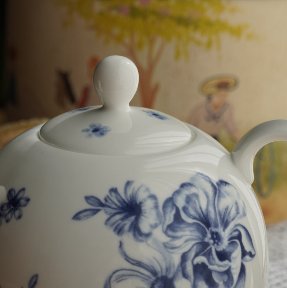 Theière "Amanda" en porcelaine anglaise blanche et ses fleurs bleues Whittard Of Chelsea modèle Amanda Griffiths
