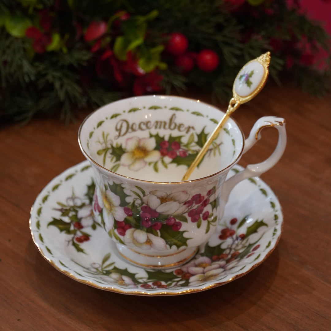 Case n°24 | Tasse "Décembre" en porcelaine anglaise Royal Albert et sa cuillère & coffret de 5 boîtes 20g de thé noir nature et aromatisé Betjeman & Barton