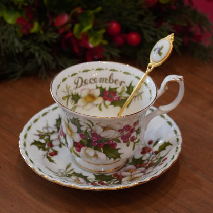 Case n°24 | Tasse "Décembre" en porcelaine anglaise Royal Albert et sa cuillère & coffret de 5 boîtes 20g de thé noir nature et aromatisé Betjeman & Barton
