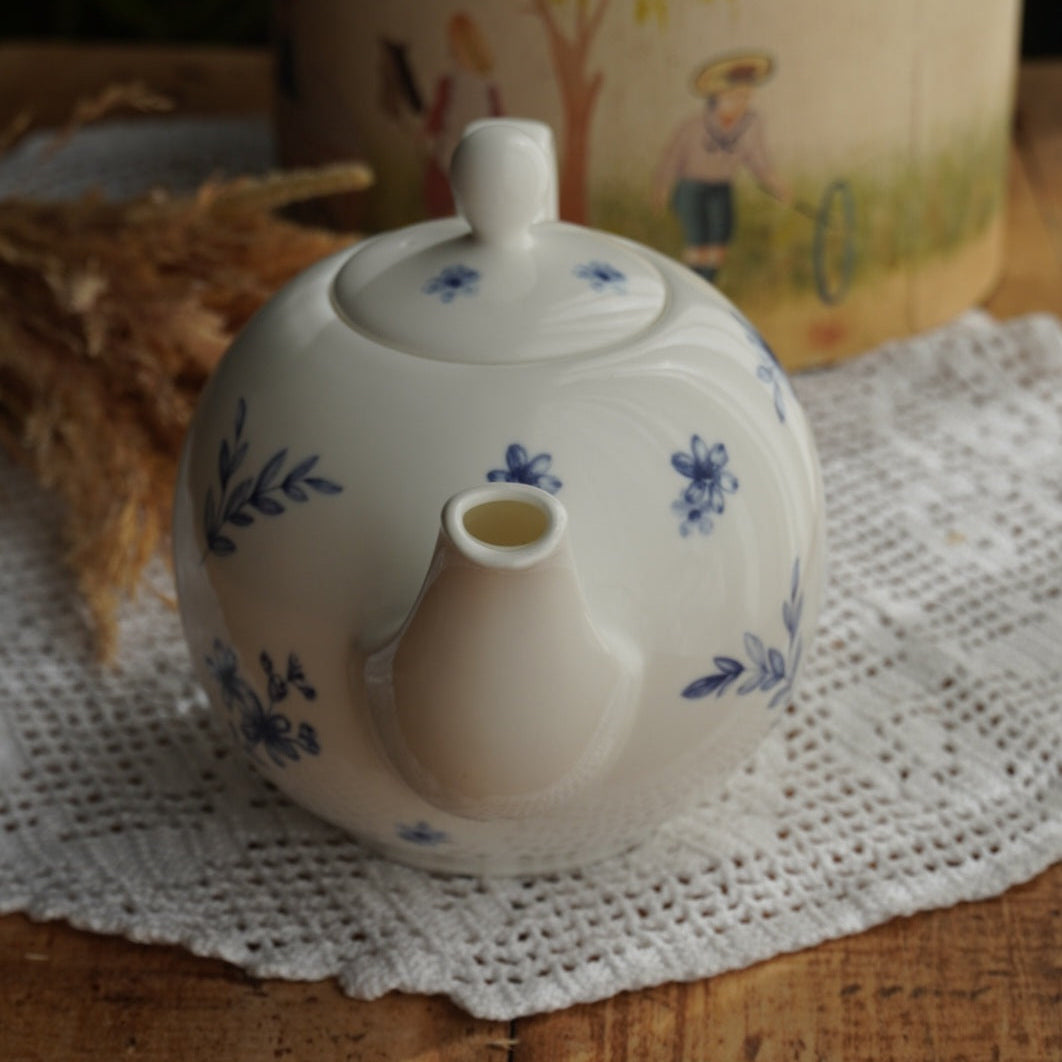 Theière "Amanda" en porcelaine anglaise blanche et ses fleurs bleues Whittard Of Chelsea modèle Amanda Griffiths