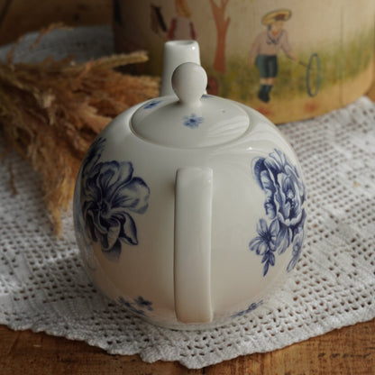 Theière "Amanda" en porcelaine anglaise blanche et ses fleurs bleues Whittard Of Chelsea modèle Amanda Griffiths