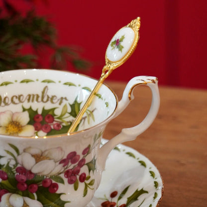 Case n°24 | Tasse "Décembre" en porcelaine anglaise Royal Albert et sa cuillère & coffret de 5 boîtes 20g de thé noir nature et aromatisé Betjeman & Barton
