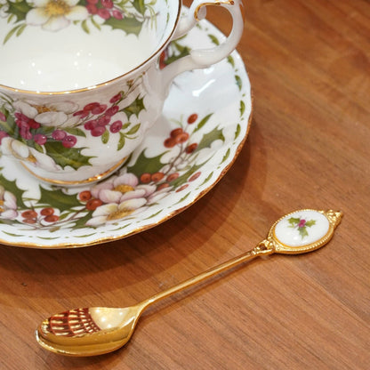 Case n°24 | Tasse "Décembre" en porcelaine anglaise Royal Albert et sa cuillère & coffret de 5 boîtes 20g de thé noir nature et aromatisé Betjeman & Barton