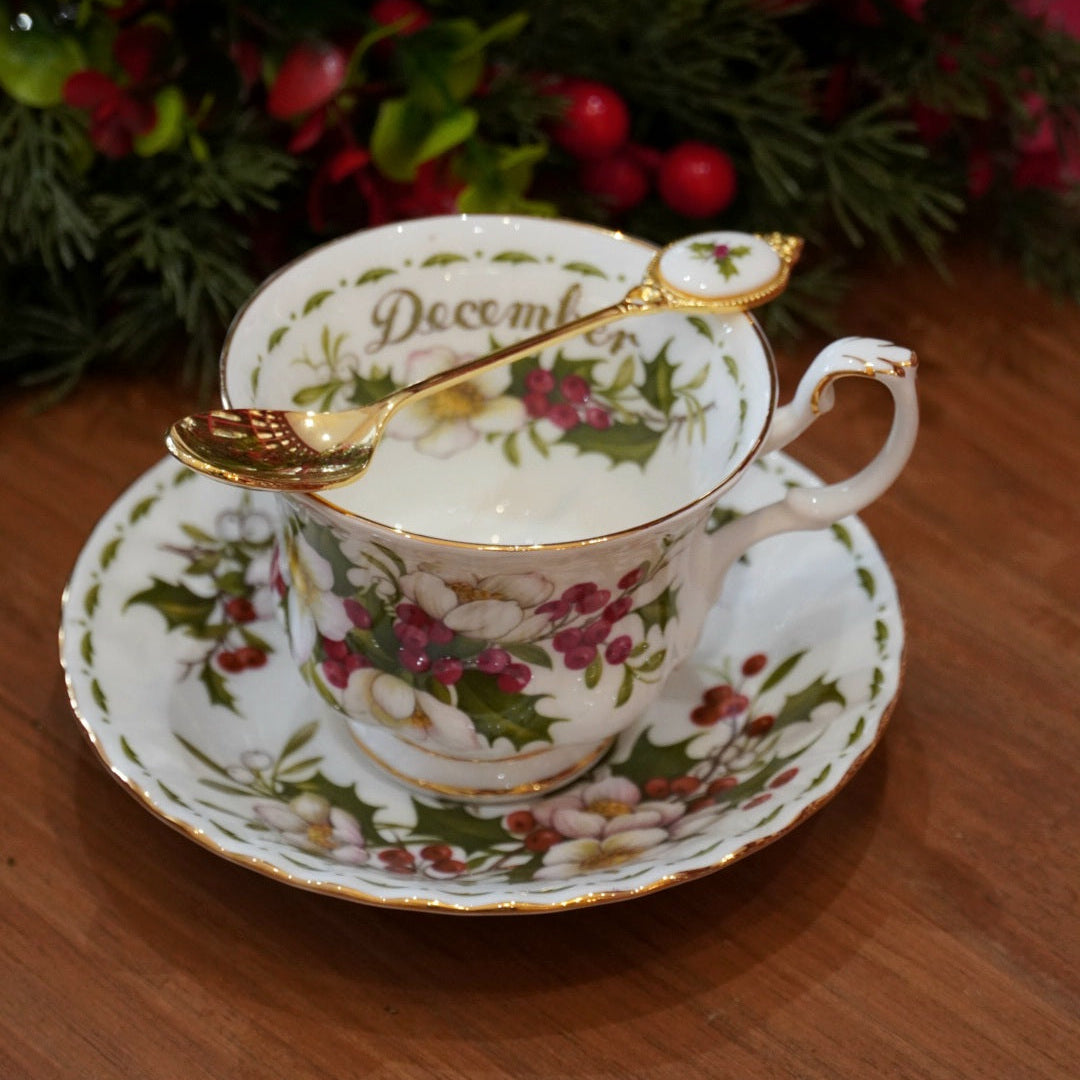 Case n°24 | Tasse "Décembre" en porcelaine anglaise Royal Albert et sa cuillère & coffret de 5 boîtes 20g de thé noir nature et aromatisé Betjeman & Barton