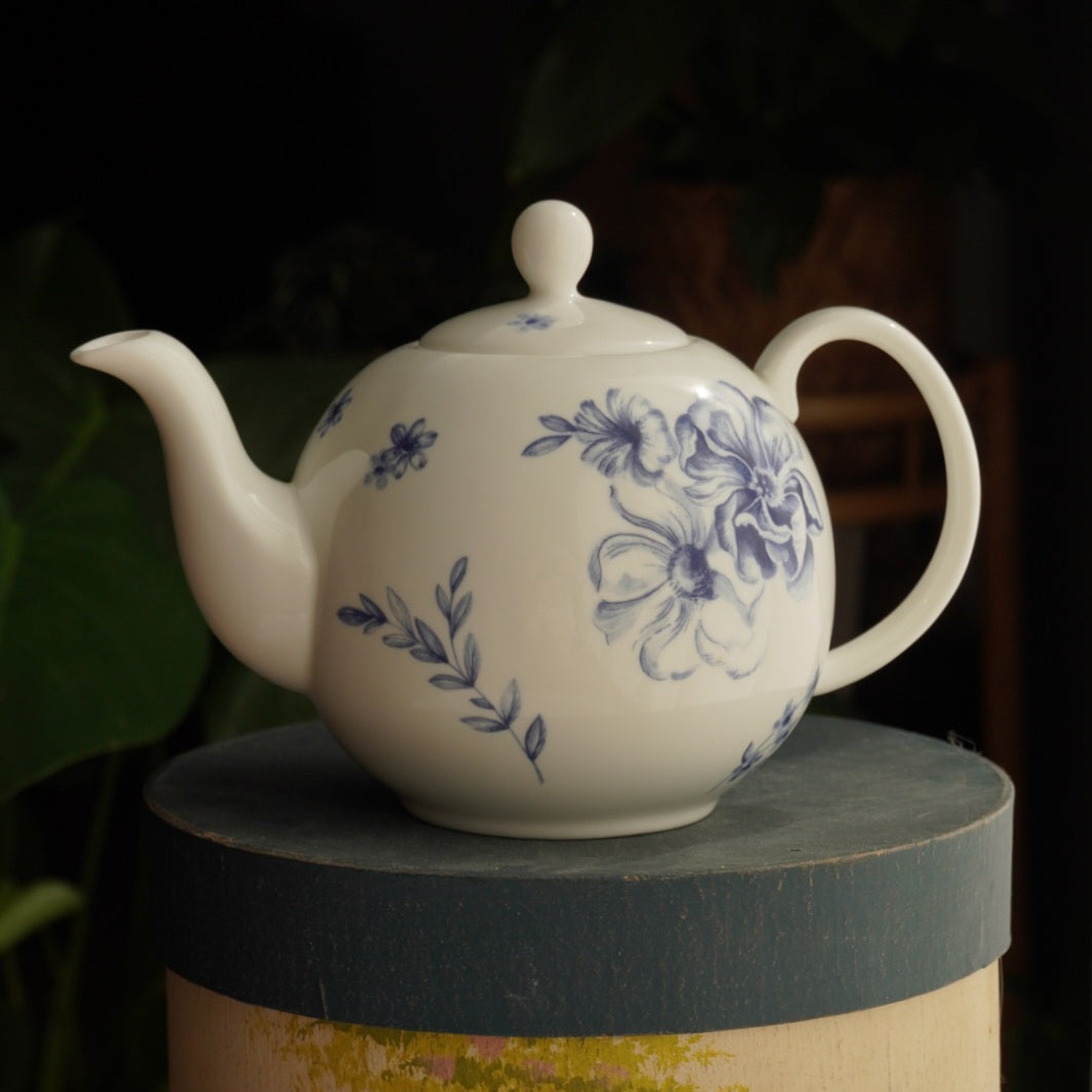 Theière "Amanda" en porcelaine anglaise blanche et ses fleurs bleues Whittard Of Chelsea modèle Amanda Griffiths